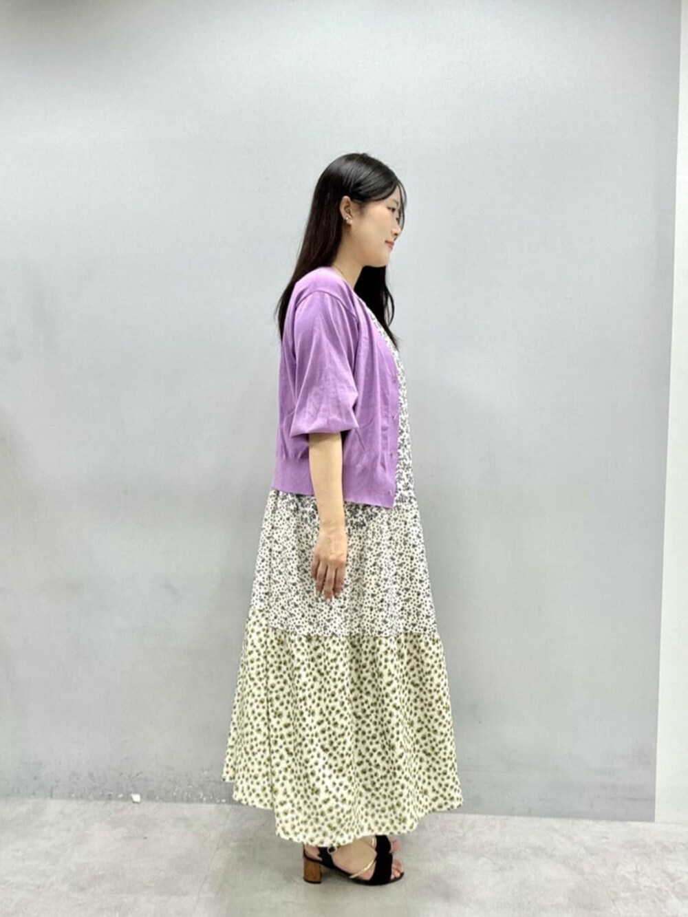 パープル系のカーディガン/ボレロ、ホワイト系のワンピースを着用したレディースの夏コーディネートの2枚目の写真