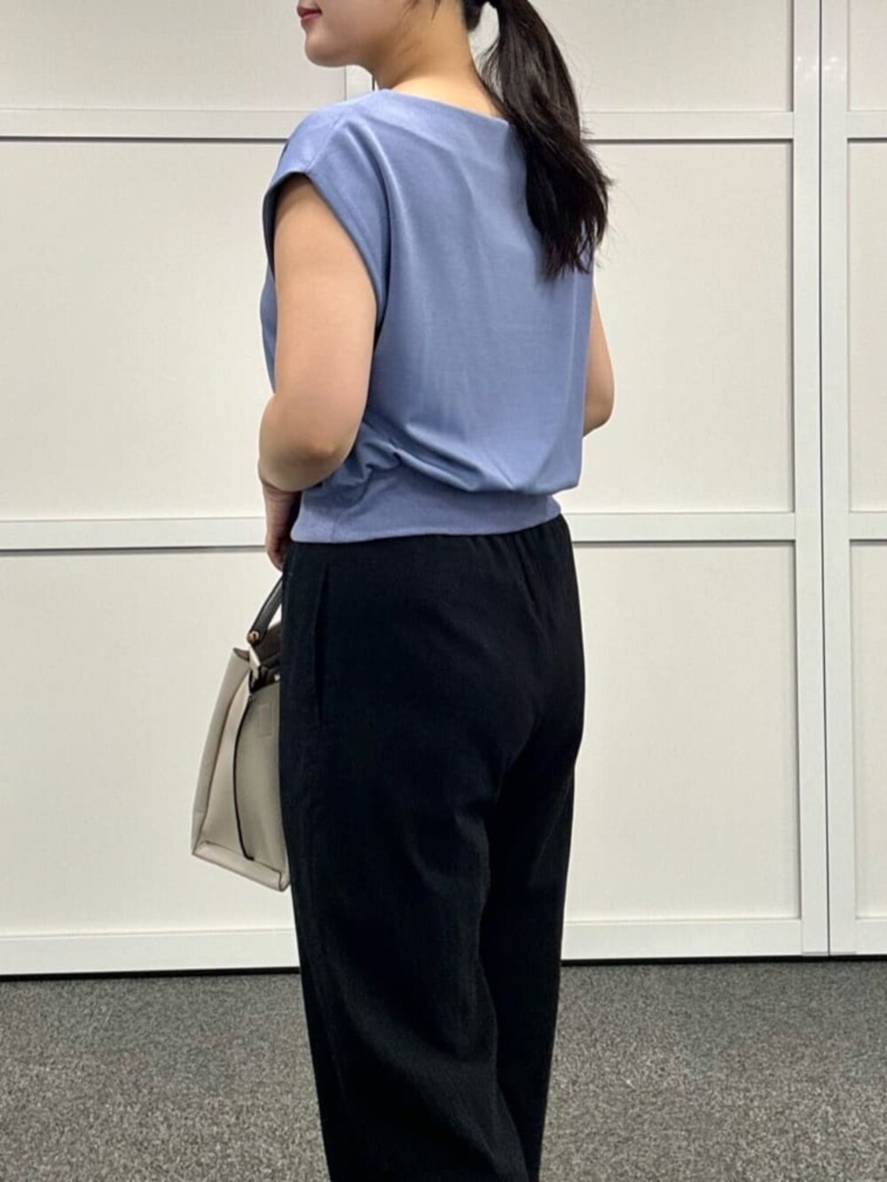 ブラック系のその他パンツ、ブルー系のタンクトップを着用したレディースの夏コーディネートの5枚目の写真