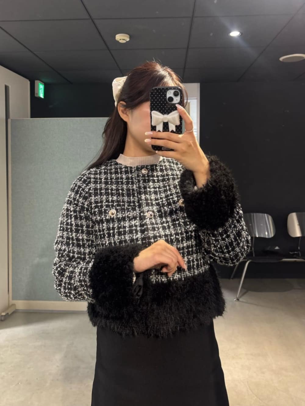 ブラック系のその他アウターを着用したレディースの冬コーディネートの4枚目の写真