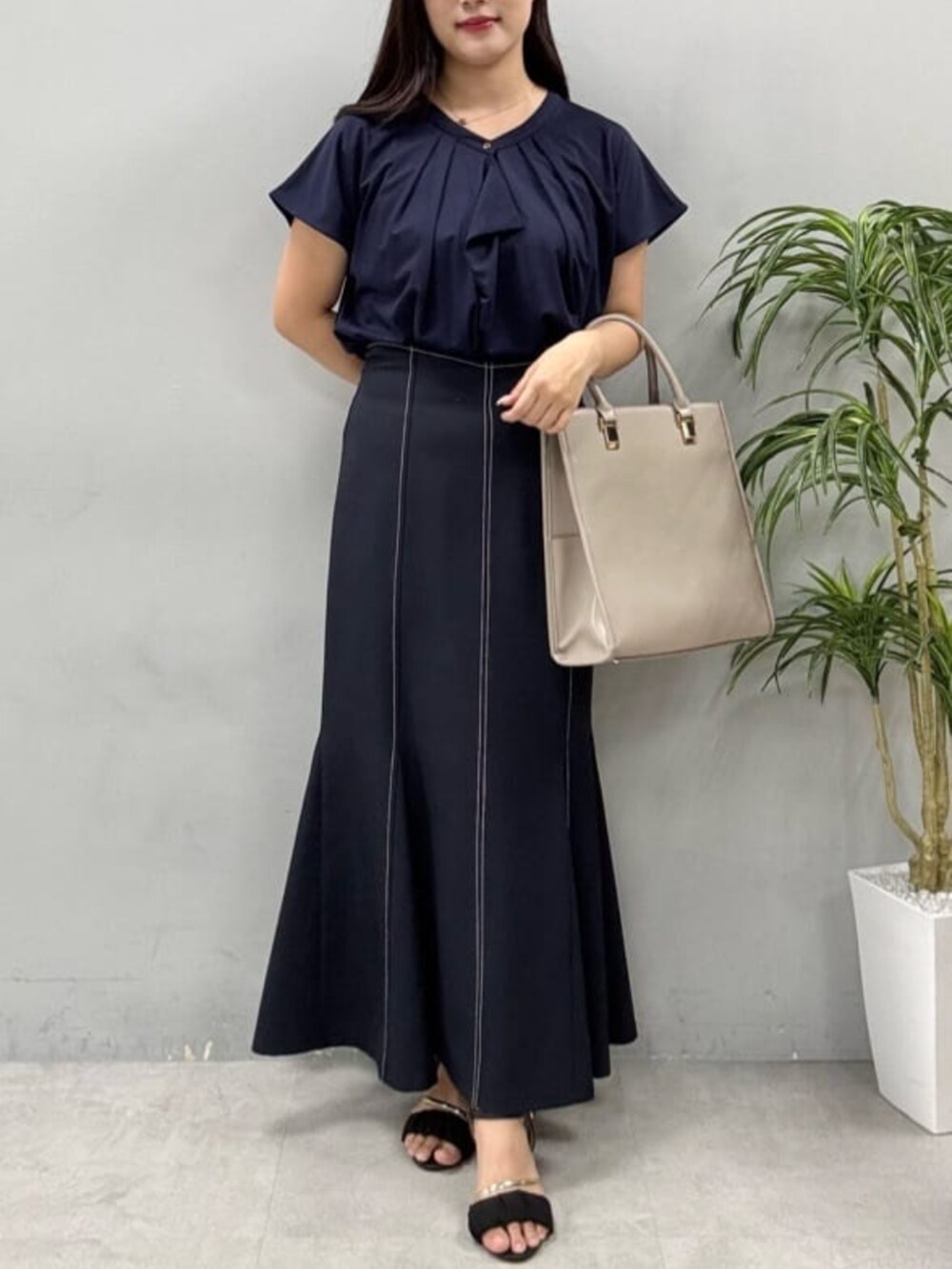 ブルー系のスカート、ブルー系のシャツ/ブラウスを着用したレディースの夏コーディネートの2枚目の写真