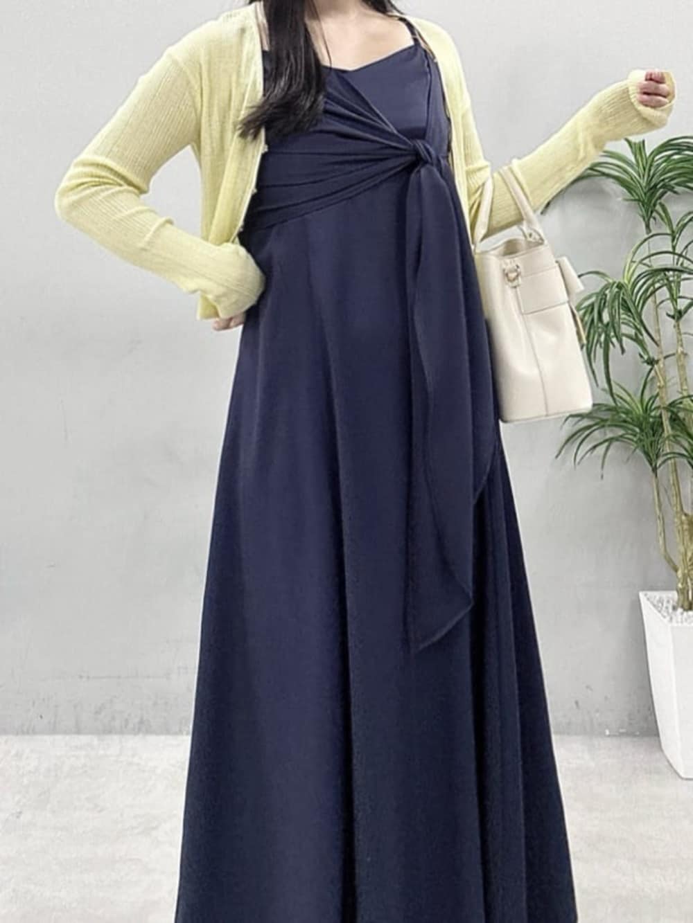 イエロー系のカーディガン/ボレロ、ブルー系のワンピースを着用したレディースの春コーディネートの5枚目の写真