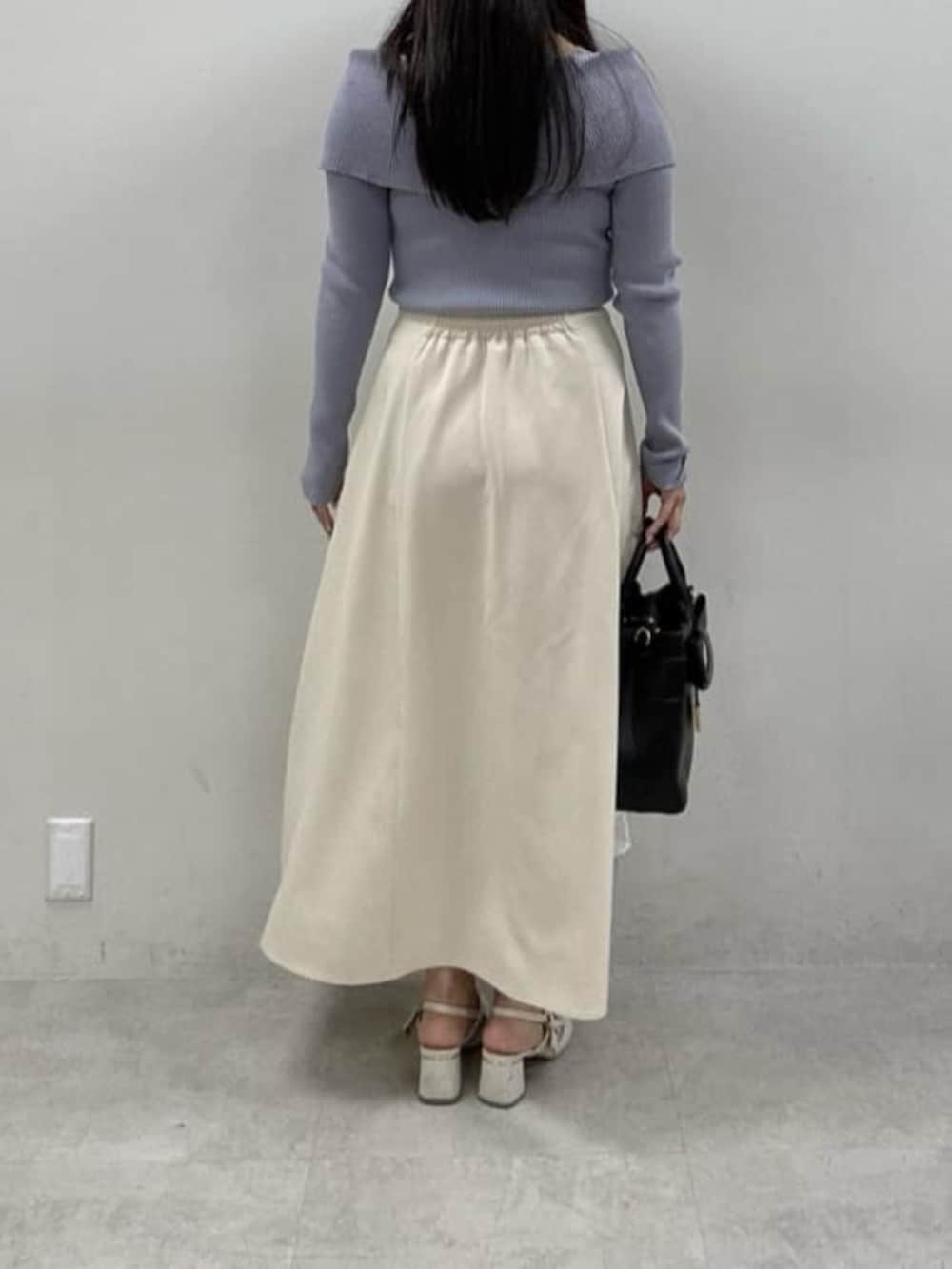 ホワイト系のサンダル、ブルー系のニット/セーター、ホワイト系のスカートを着用したレディースの冬コーディネートの3枚目の写真