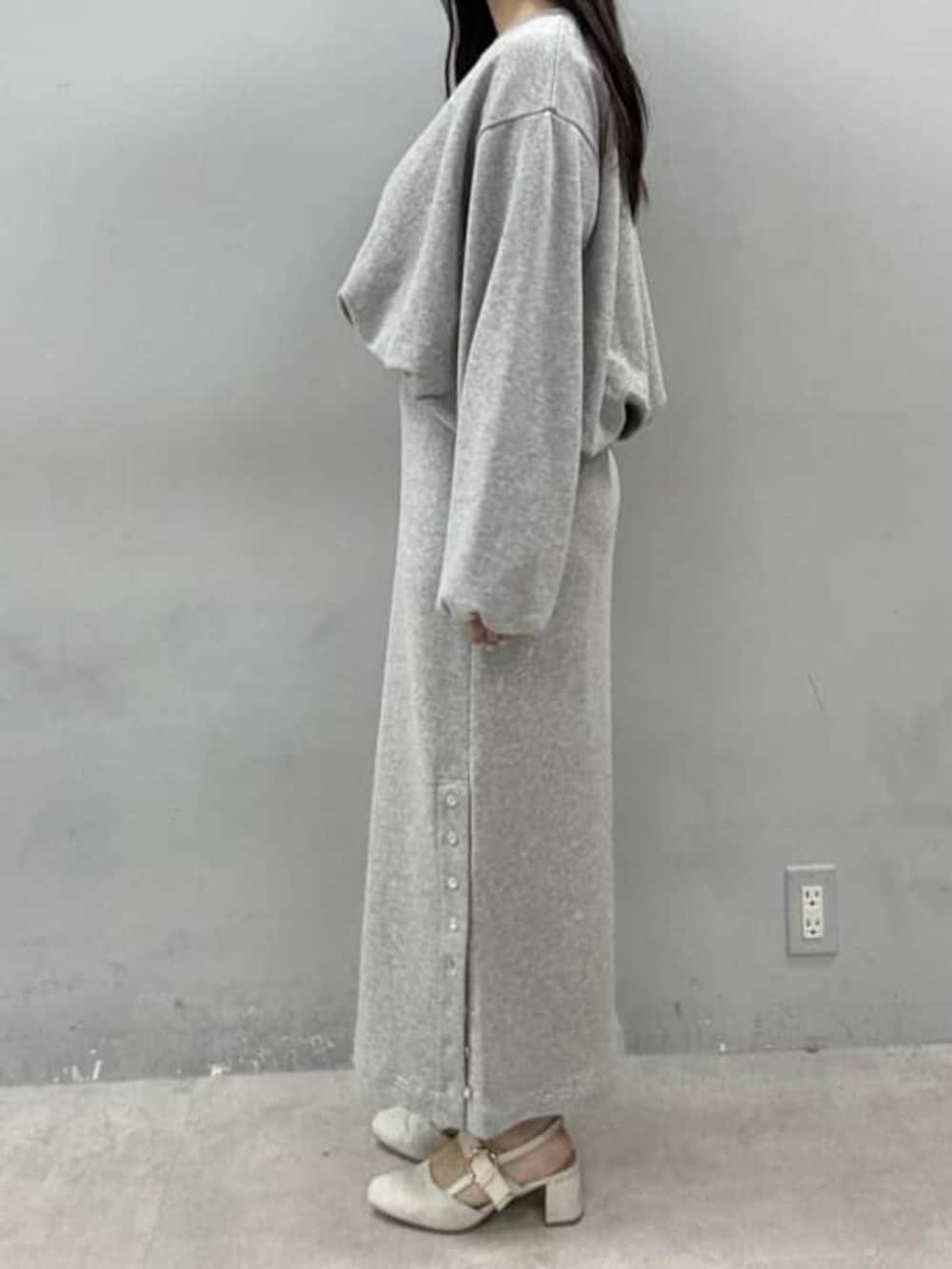 ホワイト系のサンダル、グレー系のスウェット、グレー系のスカートを着用したレディースの冬コーディネートの2枚目の写真