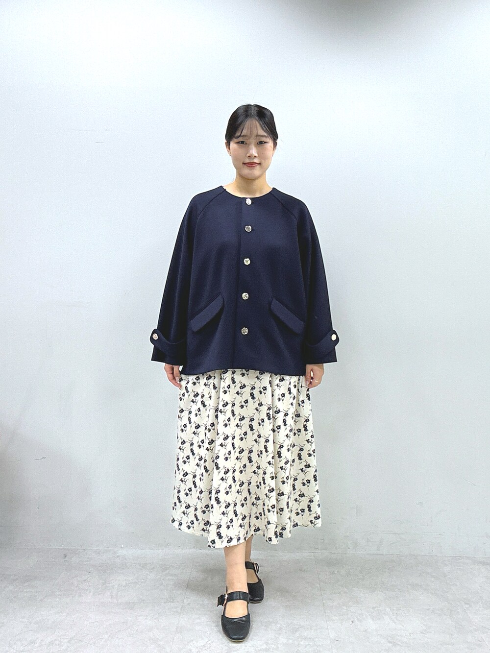 その他のワンピース、ブルー系のその他アウターを着用したレディースの冬コーディネートの2枚目の写真