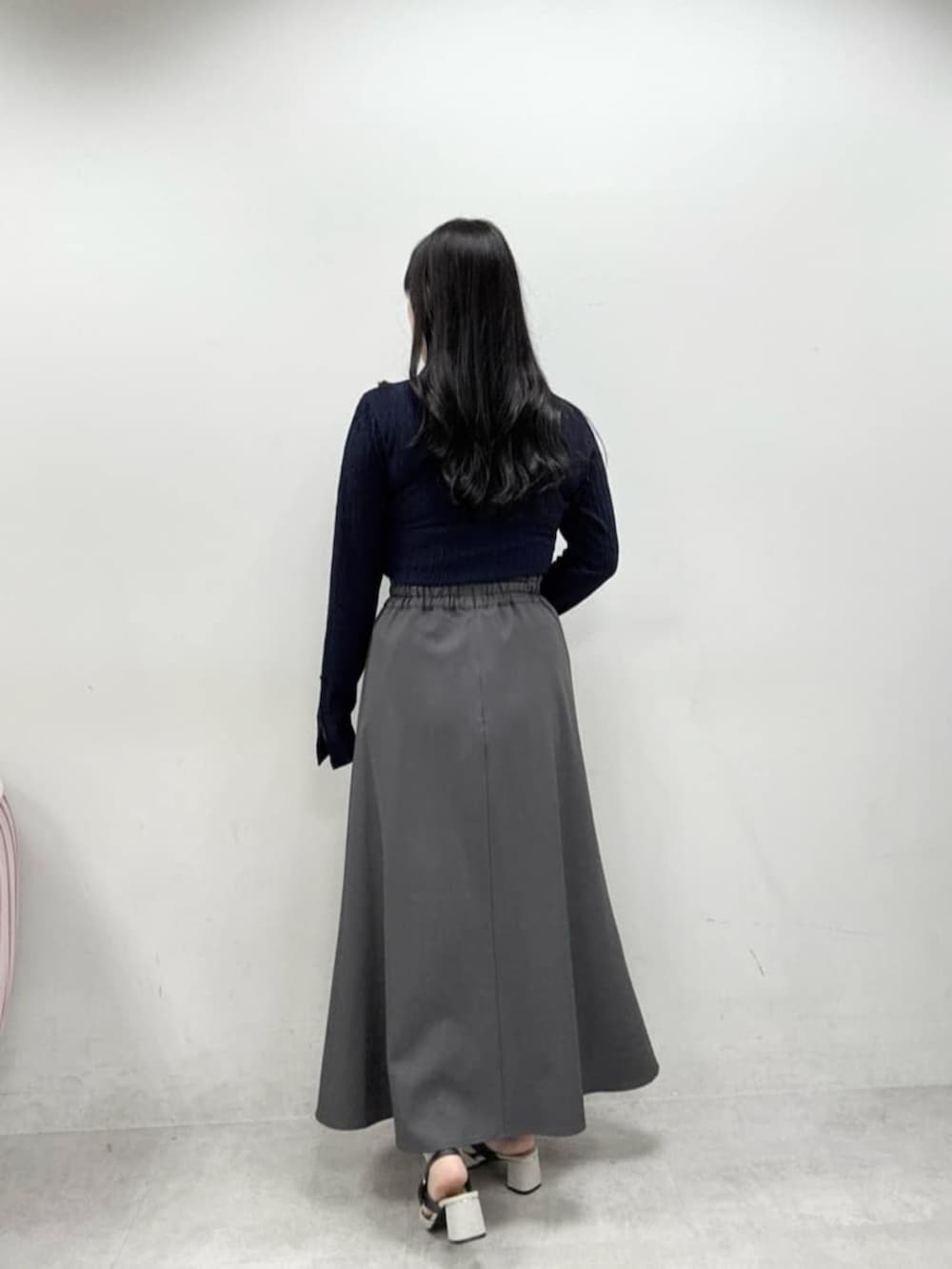 ホワイト系のハンドバッグ、グレー系のサンダル、グレー系のスカートを着用したレディースの春コーディネートの3枚目の写真