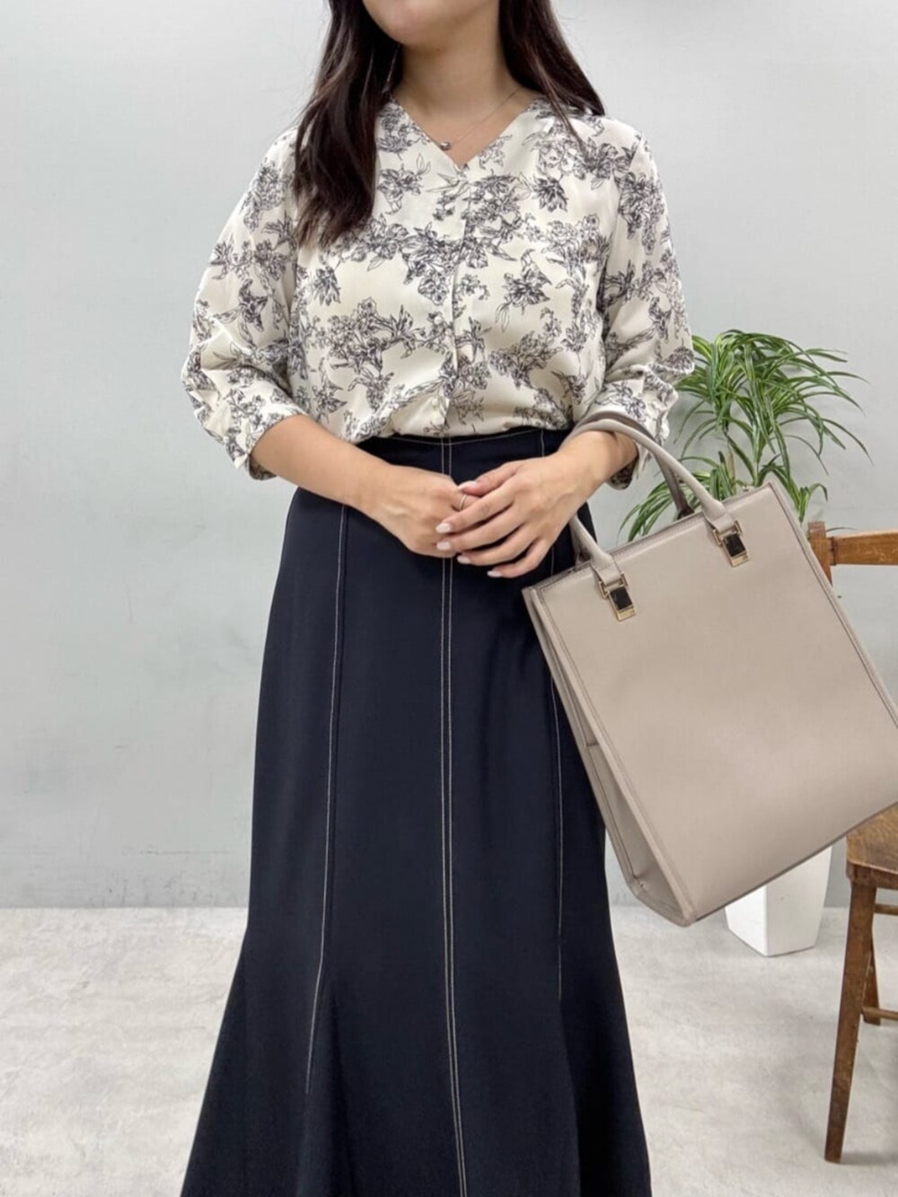 ブルー系のスカート、その他のシャツ/ブラウスを着用したレディースの夏コーディネートの4枚目の写真