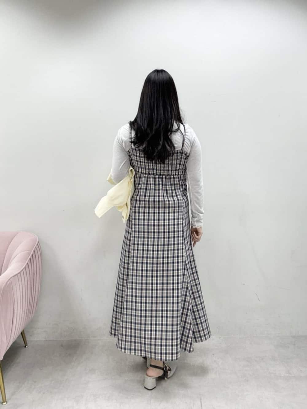 グレー系のサンダル、ブルー系のワンピース、ホワイト系のカーディガン/ボレロを着用したレディースの冬コーディネートの5枚目の写真