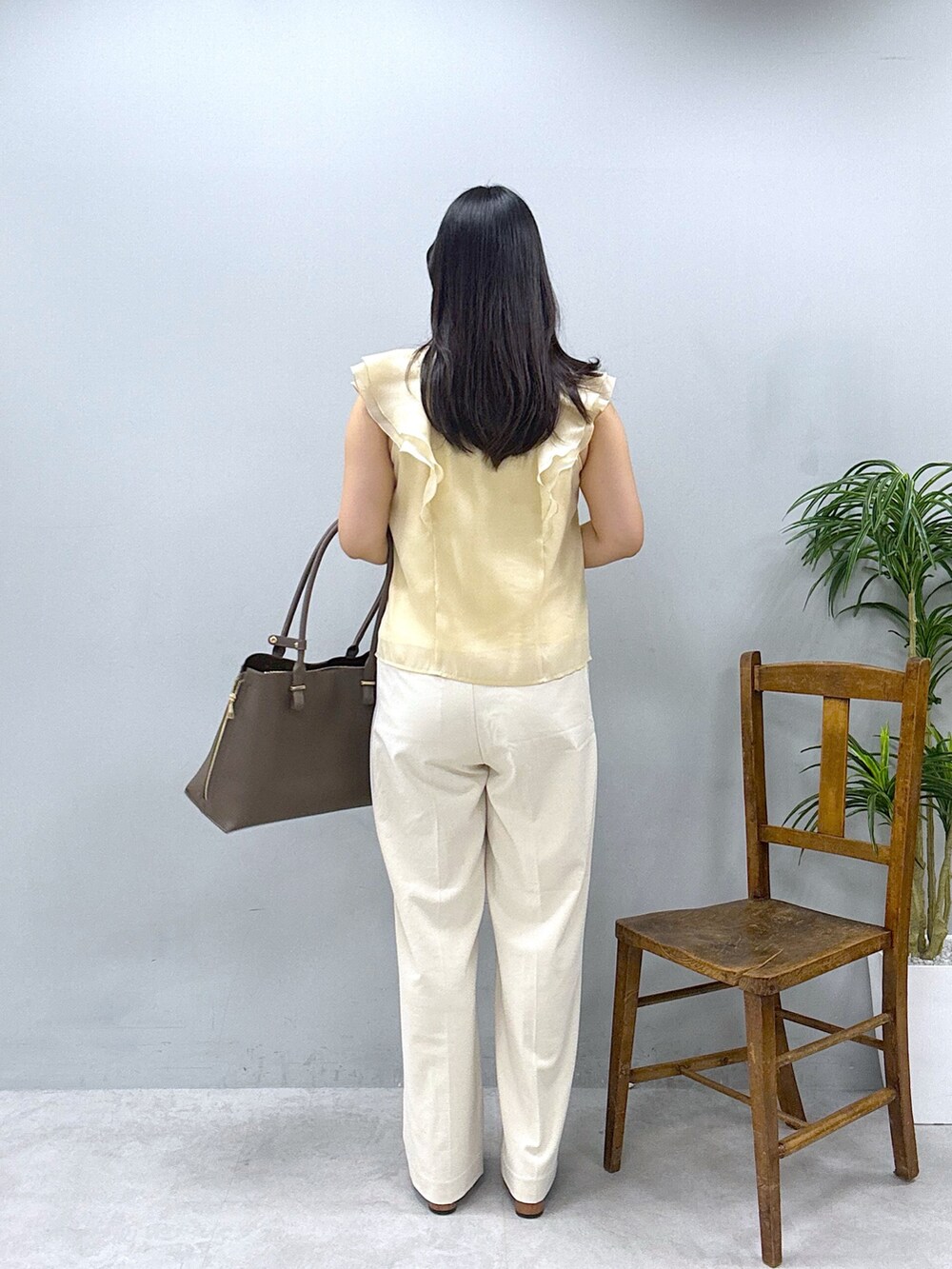 ブラウン系のショルダーバッグ、ベージュ系のその他パンツ、ベージュ系のシャツ/ブラウスを着用したレディースの春コーディネートの5枚目の写真