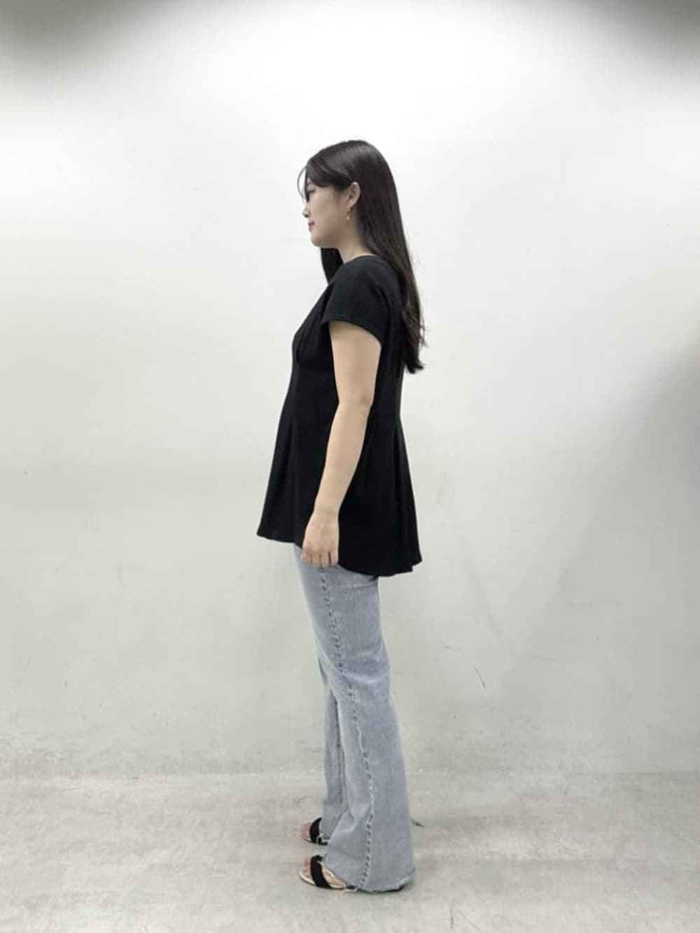 ブルー系のデニムパンツ、ブラック系のTシャツ/カットソーを着用したレディースの春コーディネートの2枚目の写真