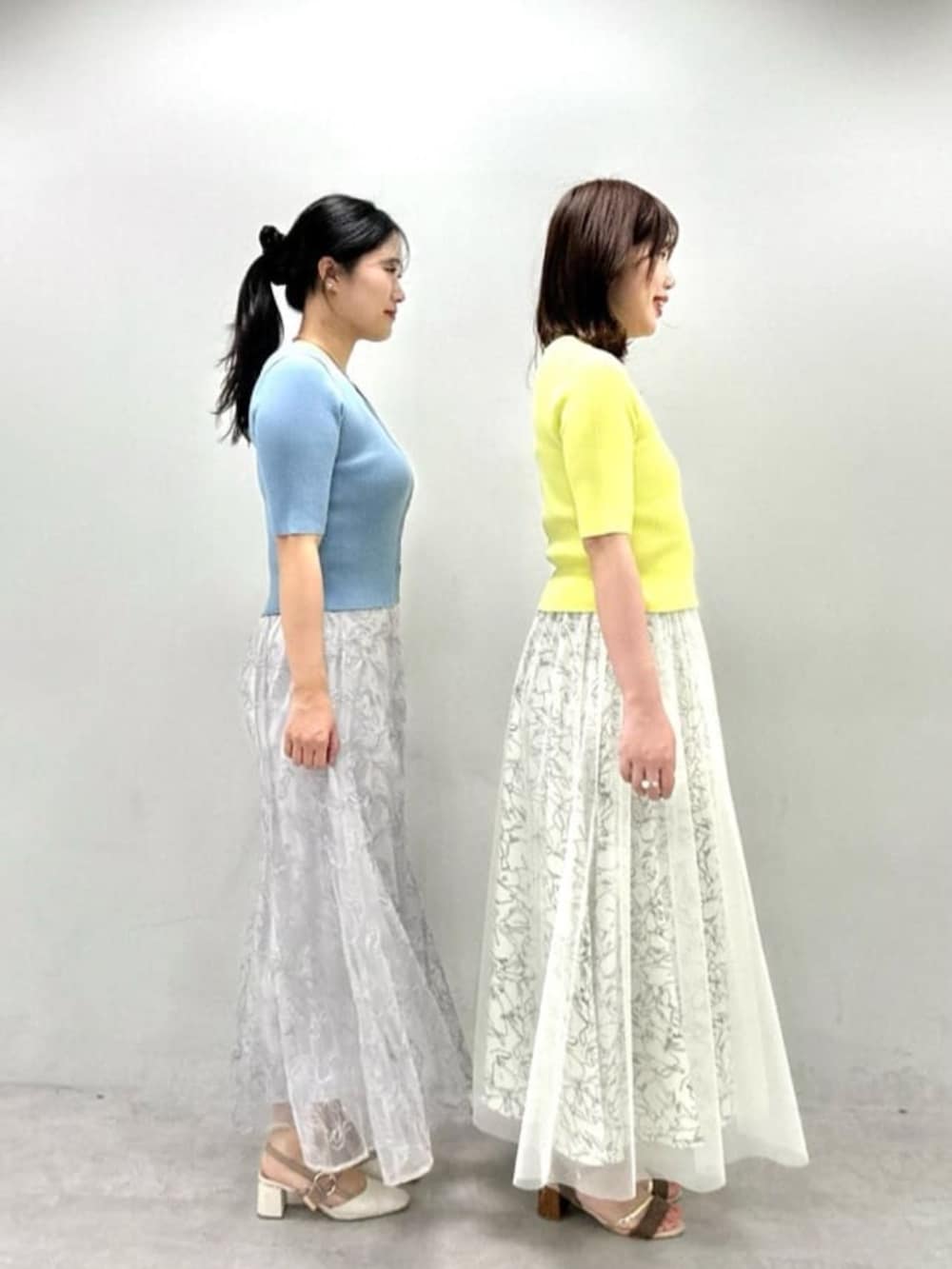 その他のスカート、ブルー系のスカートを着用したレディースの春コーディネートの2枚目の写真
