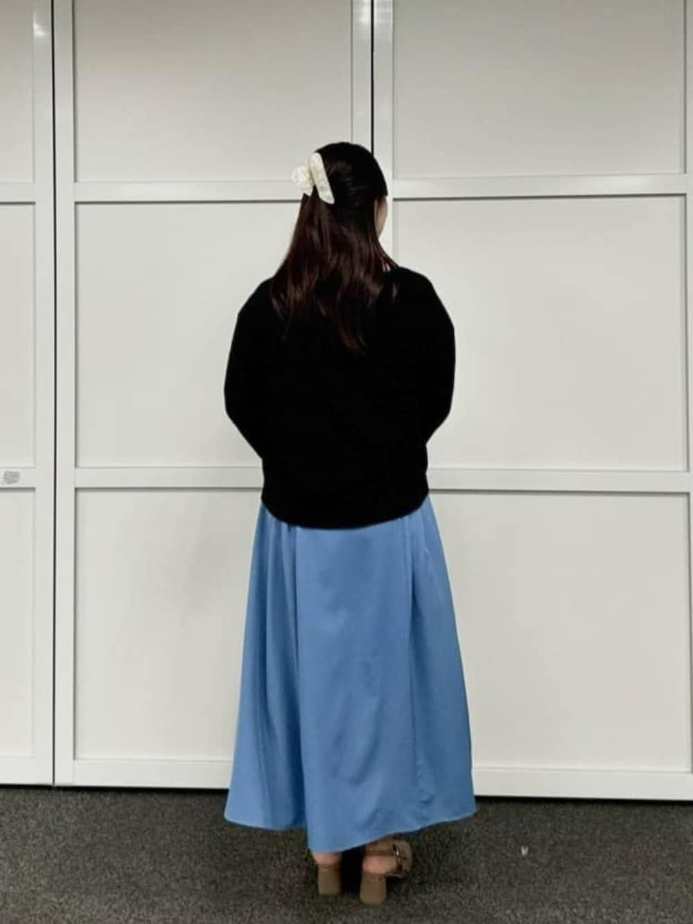 ブラック系のボストンバッグ、ブルー系のワンピース、ブルー系のカーディガン/ボレロを着用したレディースの秋コーディネートの2枚目の写真