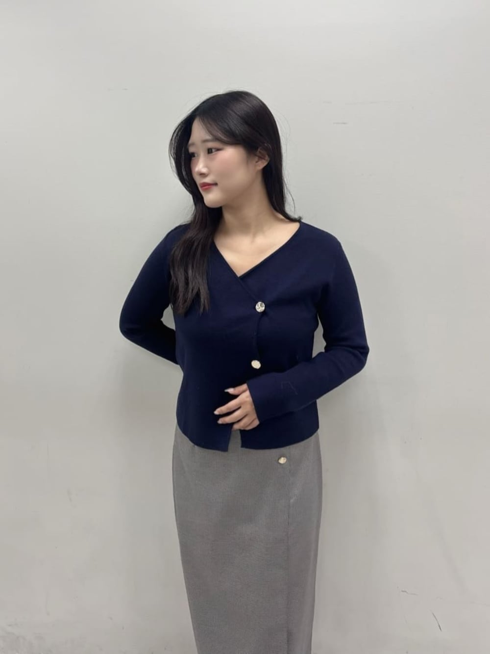 ブルー系のニット/セーター、その他のスカートを着用したレディースの秋コーディネートの4枚目の写真