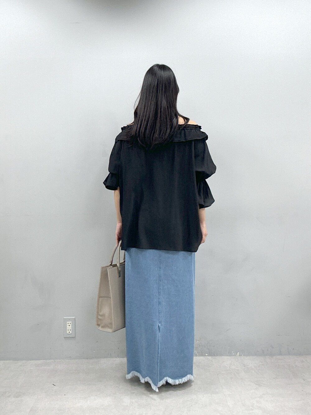 ベージュ系のショルダーバッグ、ブラック系のシャツ/ブラウス、ブルー系のスカートを着用したレディースの春コーディネートの6枚目の写真