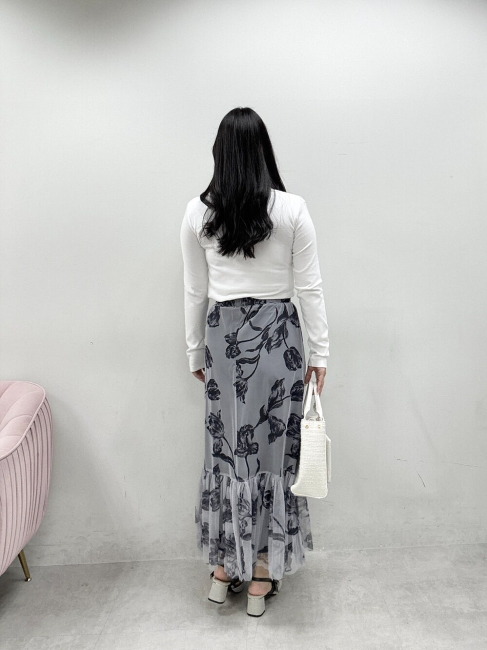 ホワイト系のハンドバッグ、グレー系のサンダル、ホワイト系のニット/セーターを着用したレディースの冬コーディネートの5枚目の写真