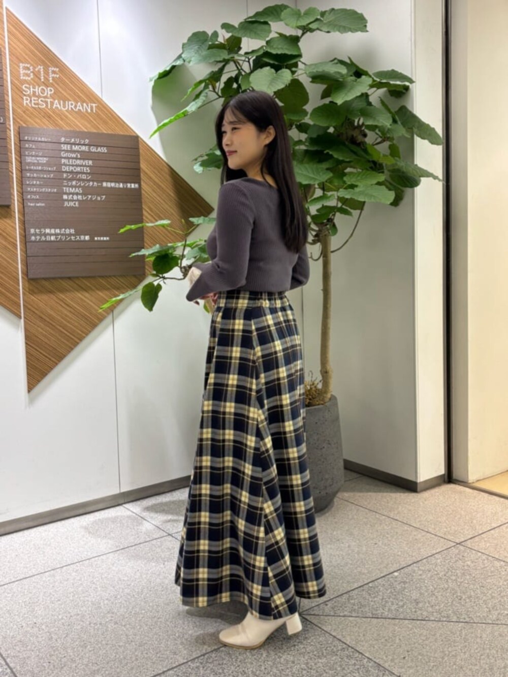 ホワイト系のスカート、ブラック系のニット/セーターを着用したレディースの秋コーディネートの2枚目の写真