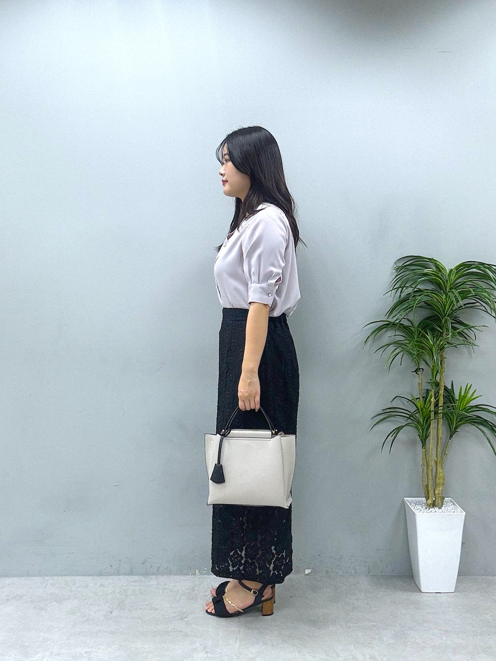 ブラック系のその他シューズ、グレー系のショルダーバッグ、ブラック系のスカートを着用したレディースの春コーディネートの2枚目の写真