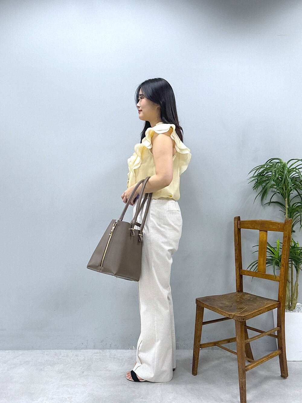 ブラウン系のショルダーバッグ、ベージュ系のその他パンツ、ベージュ系のシャツ/ブラウスを着用したレディースの春コーディネートの2枚目の写真