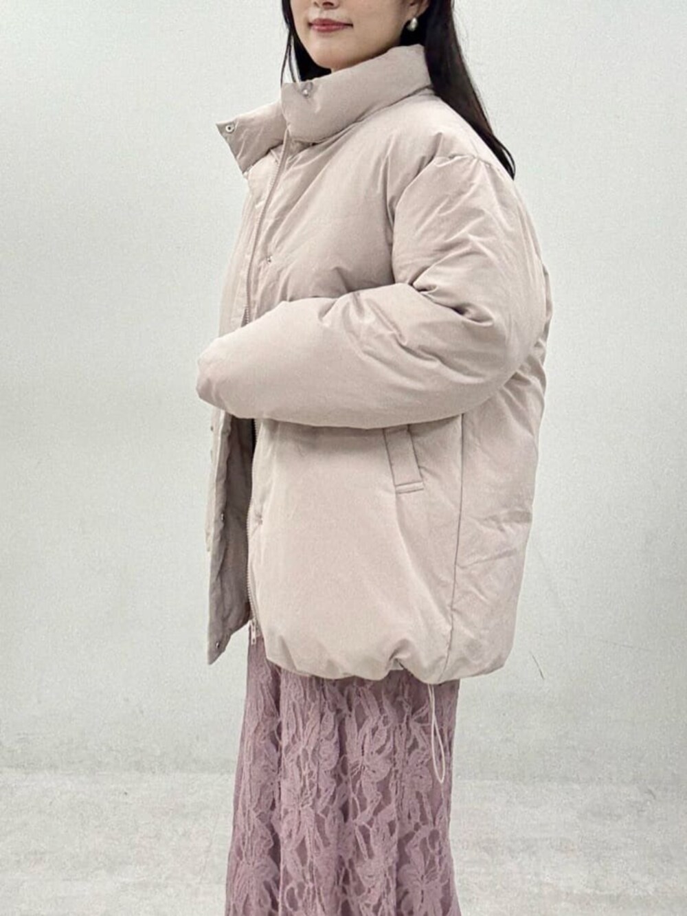 ピンク系のスカート、ホワイト系のニット/セーター、ベージュ系のブルゾンを着用したレディースの秋コーディネートの4枚目の写真