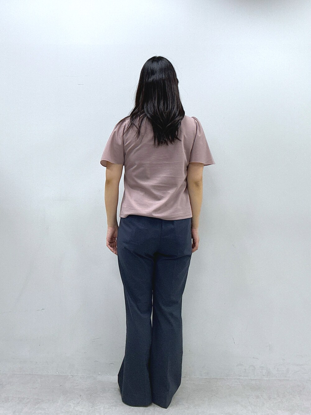 ブルー系のその他パンツ、ピンク系のシャツ/ブラウスを着用したレディースの春コーディネートの3枚目の写真
