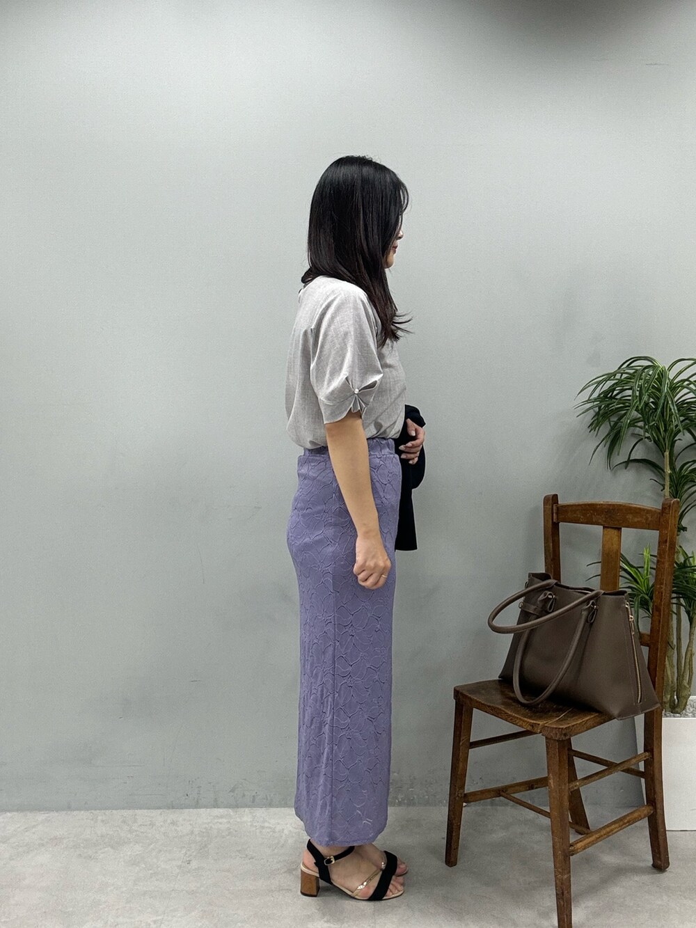 ブラウン系のショルダーバッグ、グレー系のシャツ/ブラウス、ブルー系のその他アウターを着用したレディースの春コーディネートの3枚目の写真