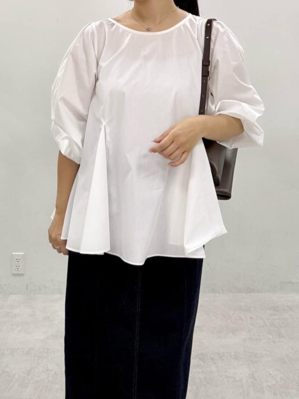 ブルー系のスカート、ホワイト系のシャツ/ブラウスを着用したレディースの秋コーディネートの4枚目の写真