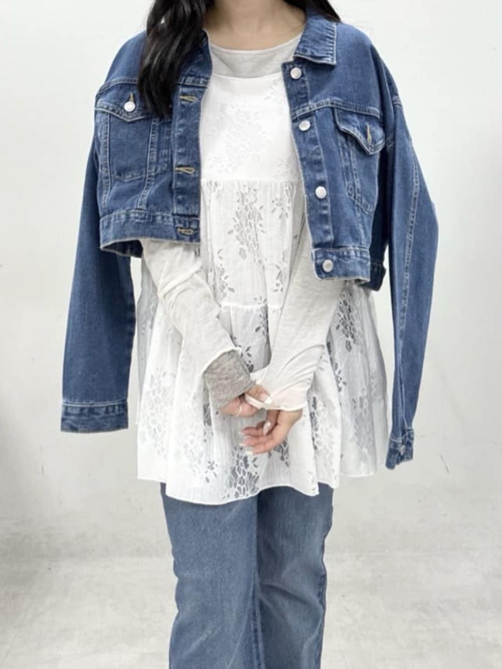 グレー系のサンダル、ブルー系のデニムパンツ、グレー系のTシャツ/カットソーを着用したレディースの冬コーディネートの6枚目の写真