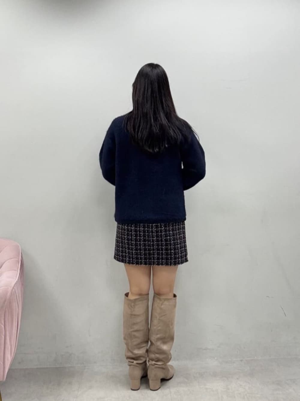 その他のスカート、ブルー系のノーカラージャケット、ブラウン系のブーツを着用したレディースの秋コーディネートの3枚目の写真