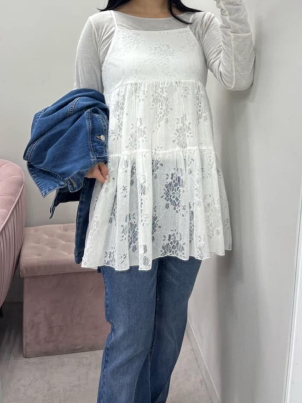 グレー系のサンダル、ブルー系のデニムパンツ、グレー系のTシャツ/カットソーを着用したレディースの冬コーディネートの10枚目の写真