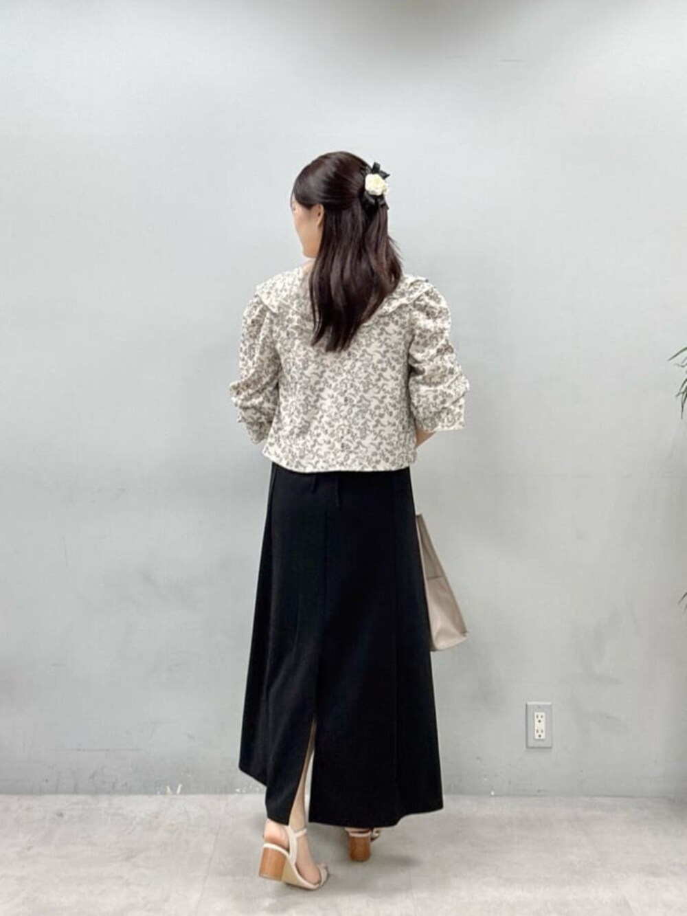 その他のシャツ/ブラウス、ブラック系のワンピースを着用したレディースの夏コーディネートの3枚目の写真