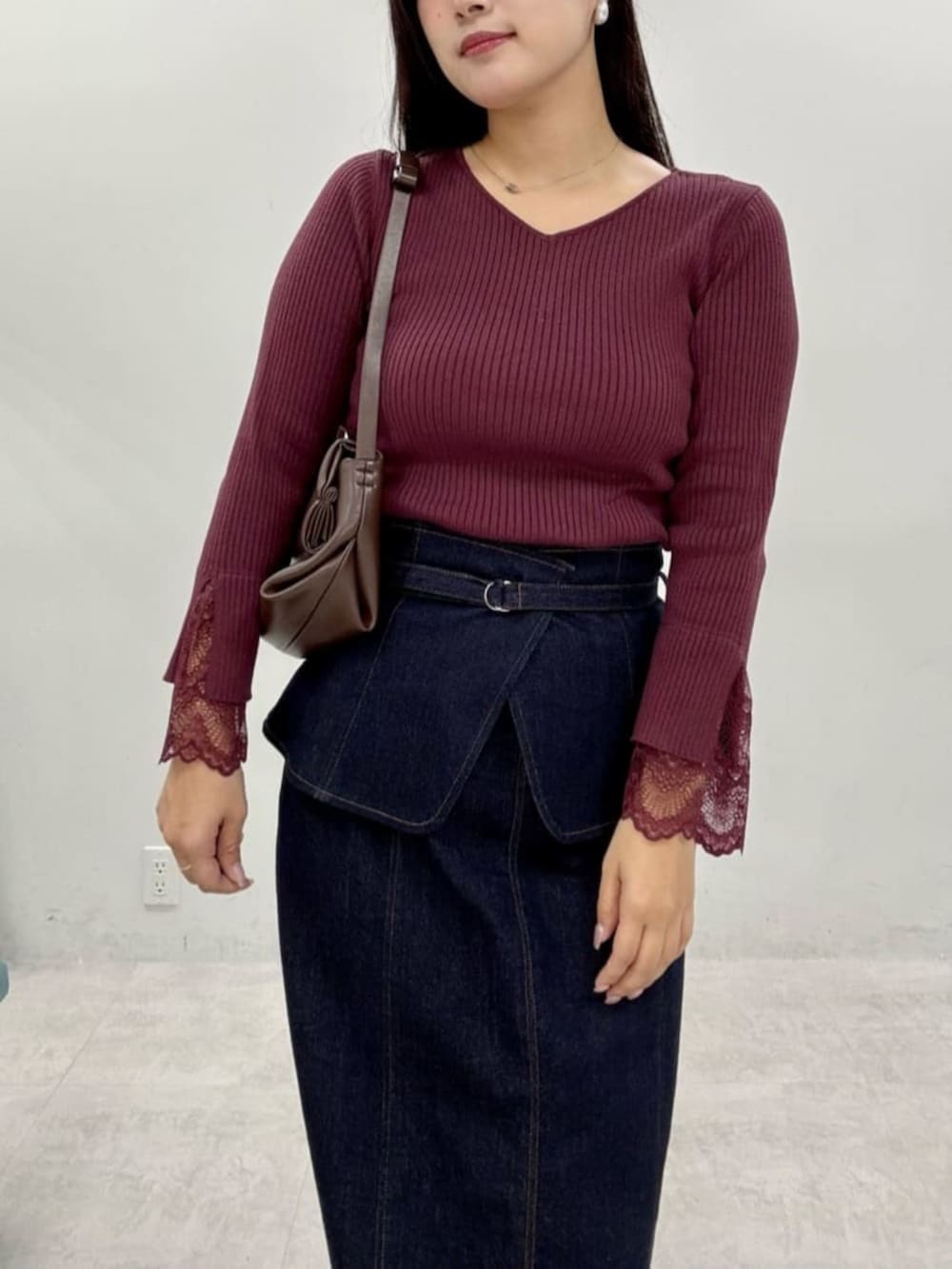 ブルー系のスカート、レッド系のニット/セーターを着用したレディースの秋コーディネートの5枚目の写真