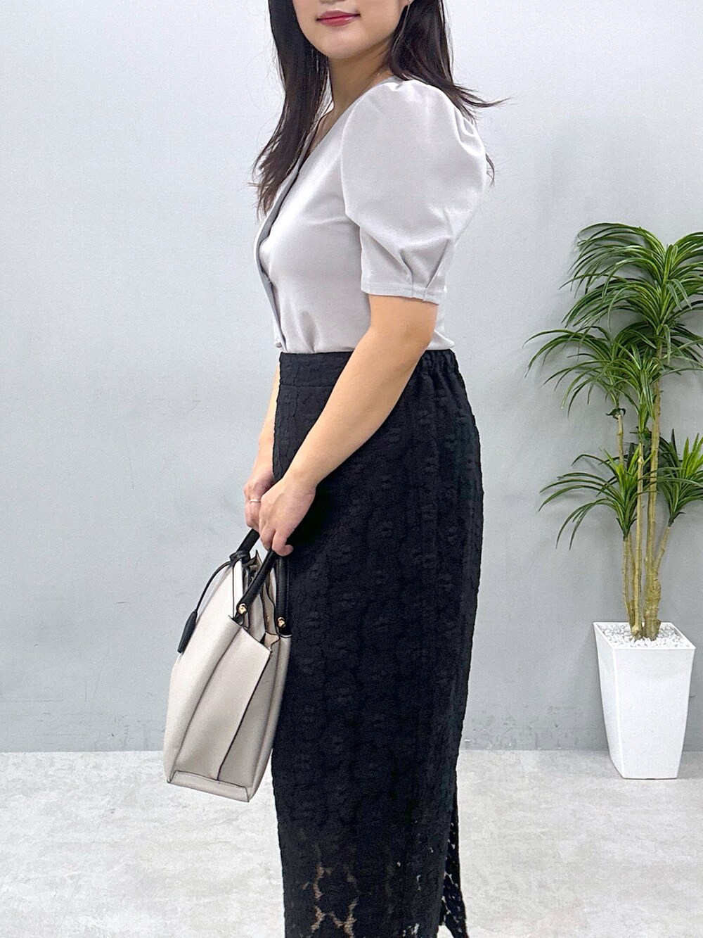 ブラック系のその他シューズ、グレー系のショルダーバッグ、グレー系のシャツ/ブラウスを着用したレディースの春コーディネートの4枚目の写真