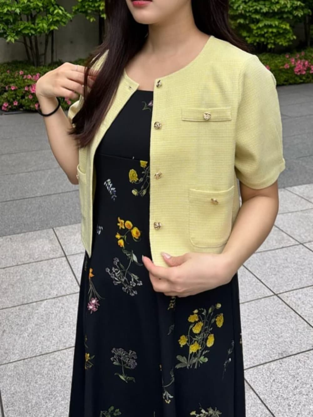 その他のワンピース、イエロー系のノーカラージャケットを着用したレディースの春コーディネートの3枚目の写真