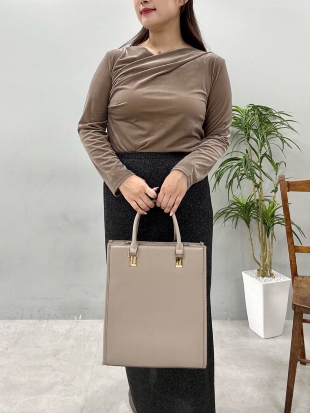 ブラック系のスカート、ベージュ系のTシャツ/カットソーを着用したレディースの夏コーディネートの4枚目の写真