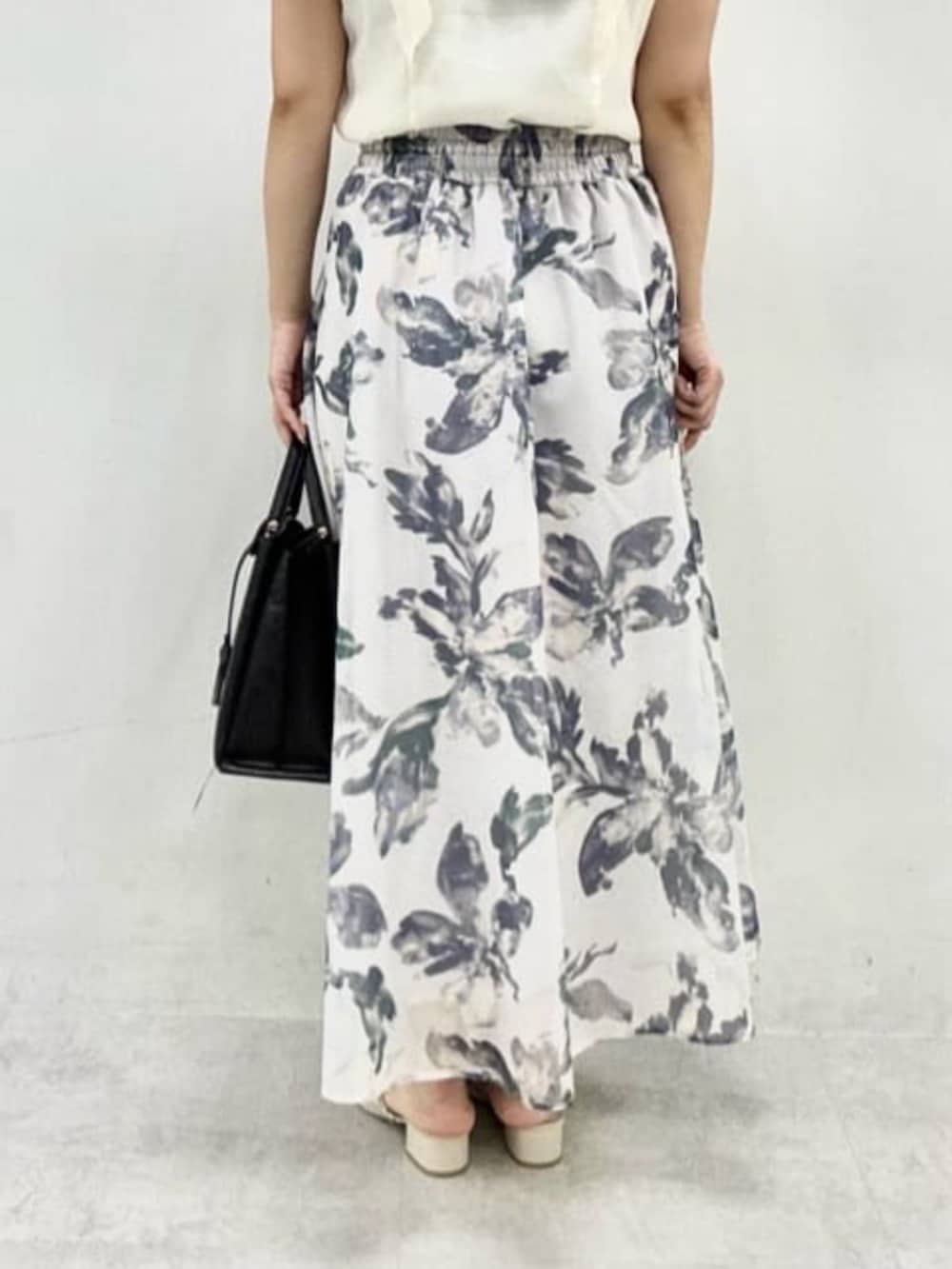 ホワイト系のシャツ/ブラウスを着用したレディースの夏コーディネートの3枚目の写真