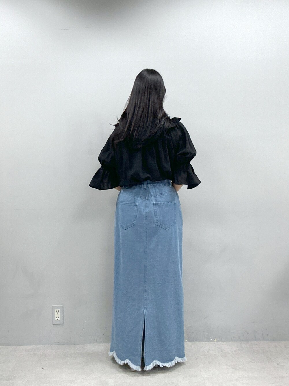 ベージュ系のショルダーバッグ、ブラック系のシャツ/ブラウス、ブルー系のスカートを着用したレディースの春コーディネートの5枚目の写真