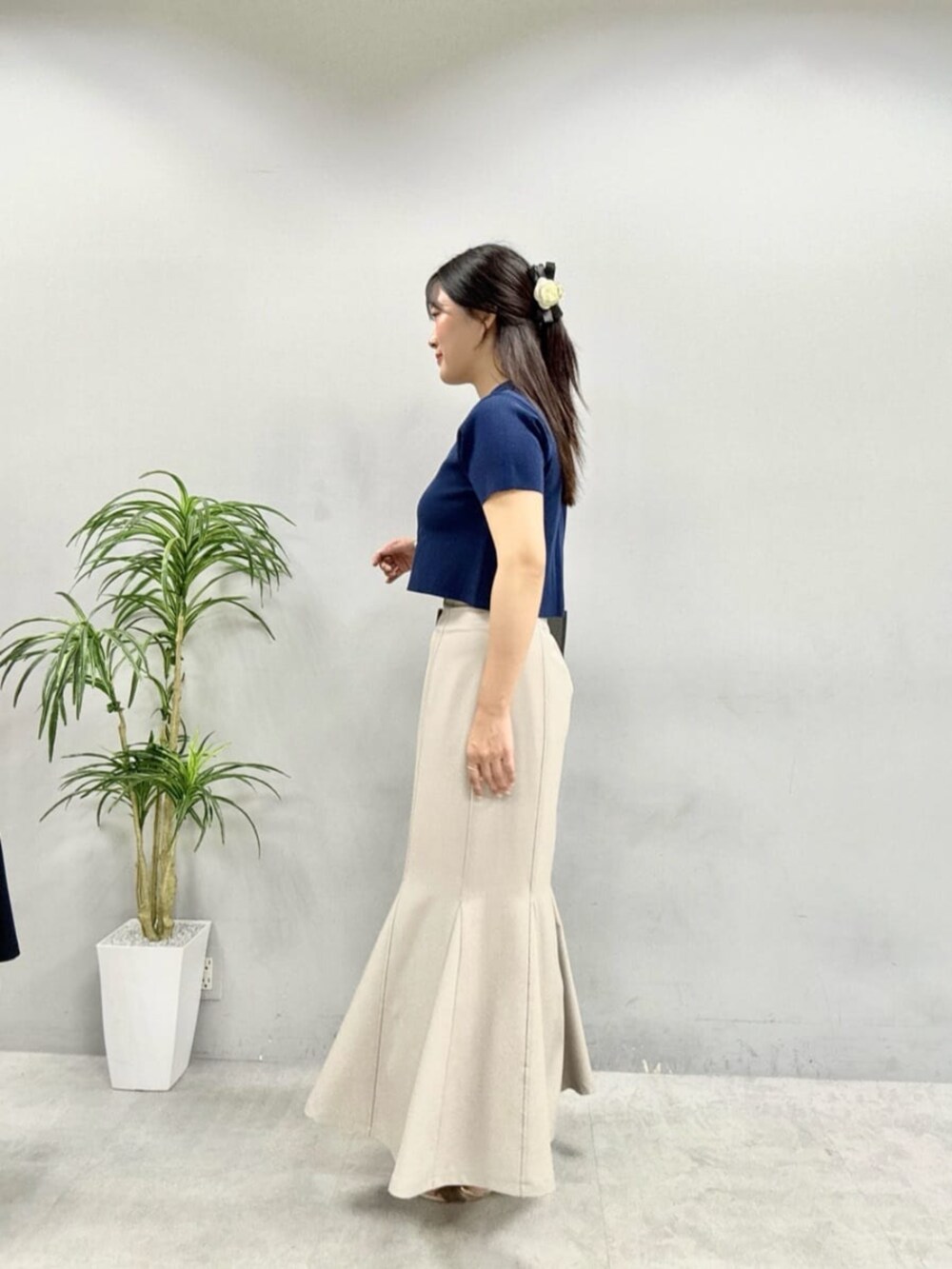 ブルー系のカーディガン/ボレロ、ベージュ系のスカートを着用したレディースの夏コーディネートの2枚目の写真