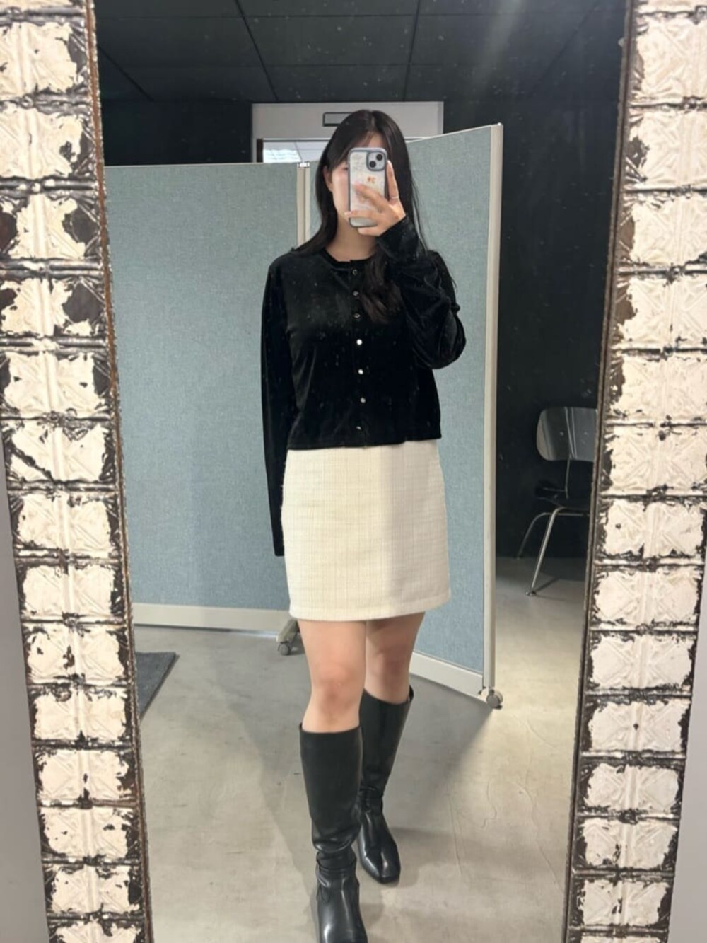 ホワイト系のスカート、ブラック系のカーディガン/ボレロを着用したレディースの冬コーディネートの5枚目の写真