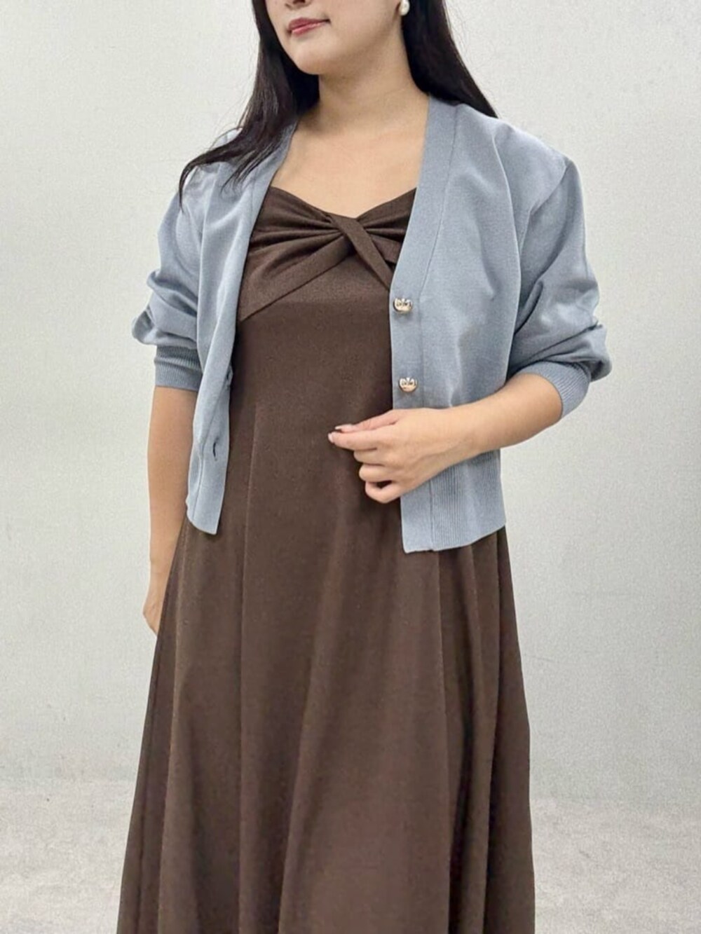 ブラウン系のワンピース、ブルー系のカーディガン/ボレロを着用したレディースの秋コーディネートの4枚目の写真