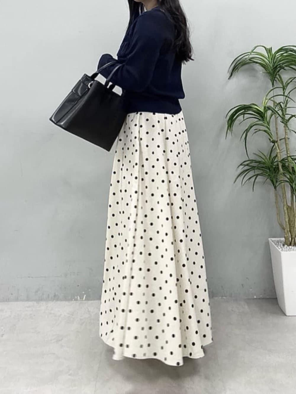 ブルー系のカーディガン/ボレロを着用したレディースの春コーディネートの5枚目の写真