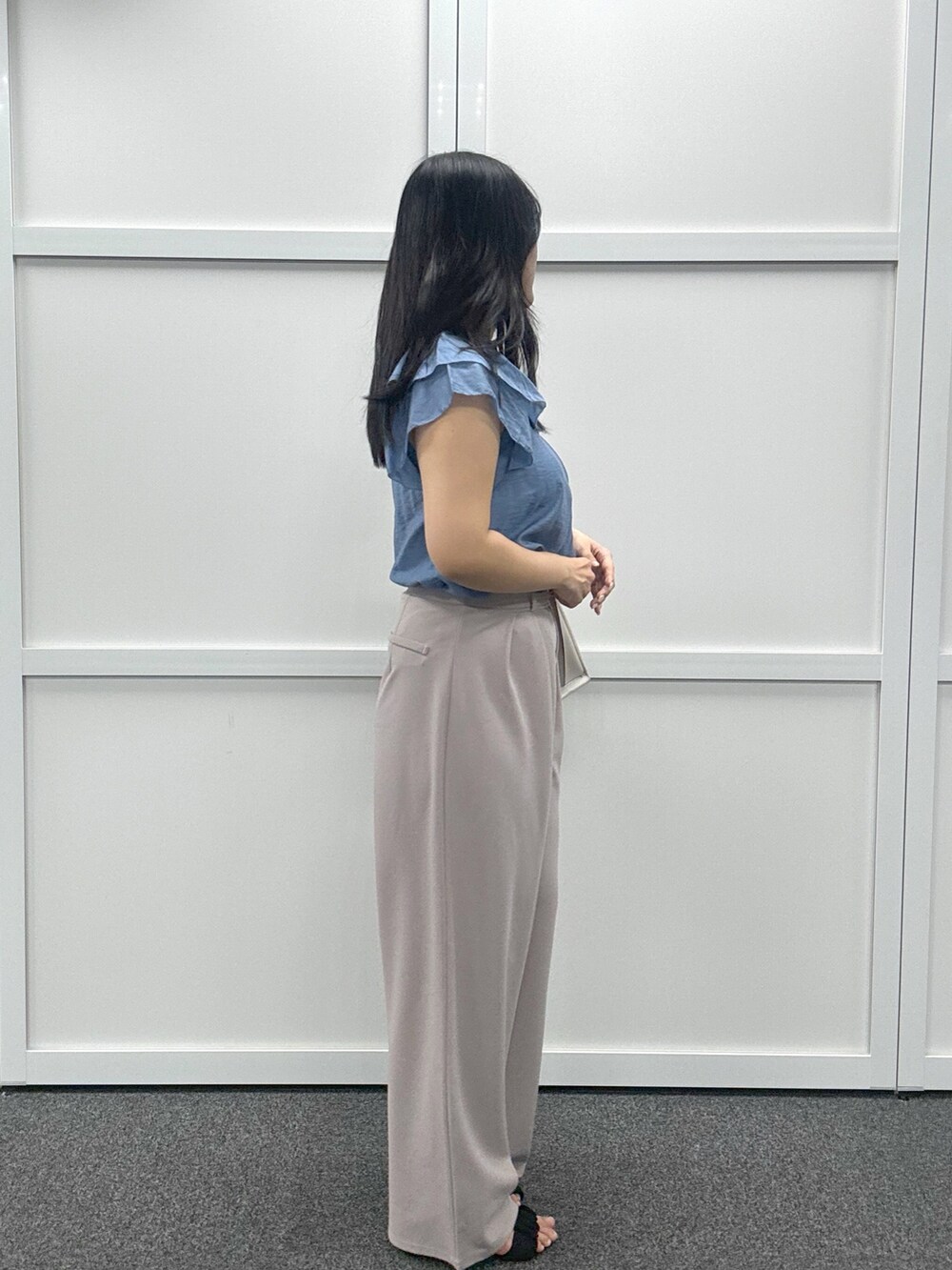 グレー系のショルダーバッグ、ブルー系のシャツ/ブラウス、ベージュ系のその他パンツを着用したレディースの春コーディネートの2枚目の写真