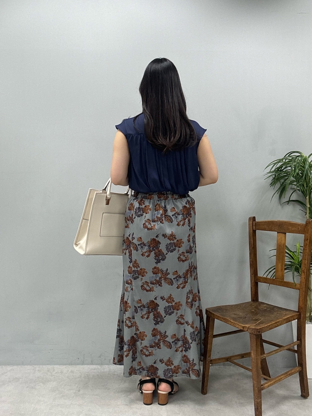 ホワイト系のショルダーバッグ、ブルー系のシャツ/ブラウス、グレー系のスカートを着用したレディースの春コーディネートの4枚目の写真