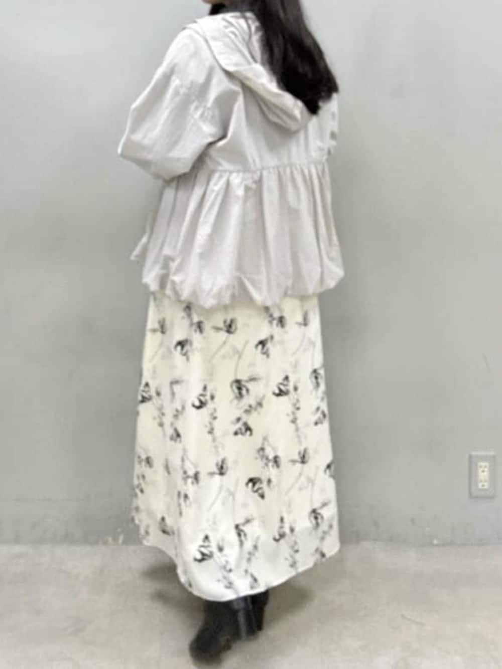 ホワイト系のスカート、グレー系のTシャツ/カットソー、グレー系のマウンテンパーカーを着用したレディースの冬コーディネートの6枚目の写真