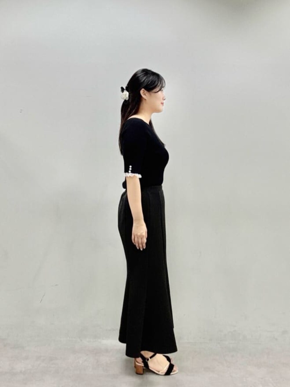 ブラック系のスカート、ブラック系のニット/セーターを着用したレディースの夏コーディネートの2枚目の写真