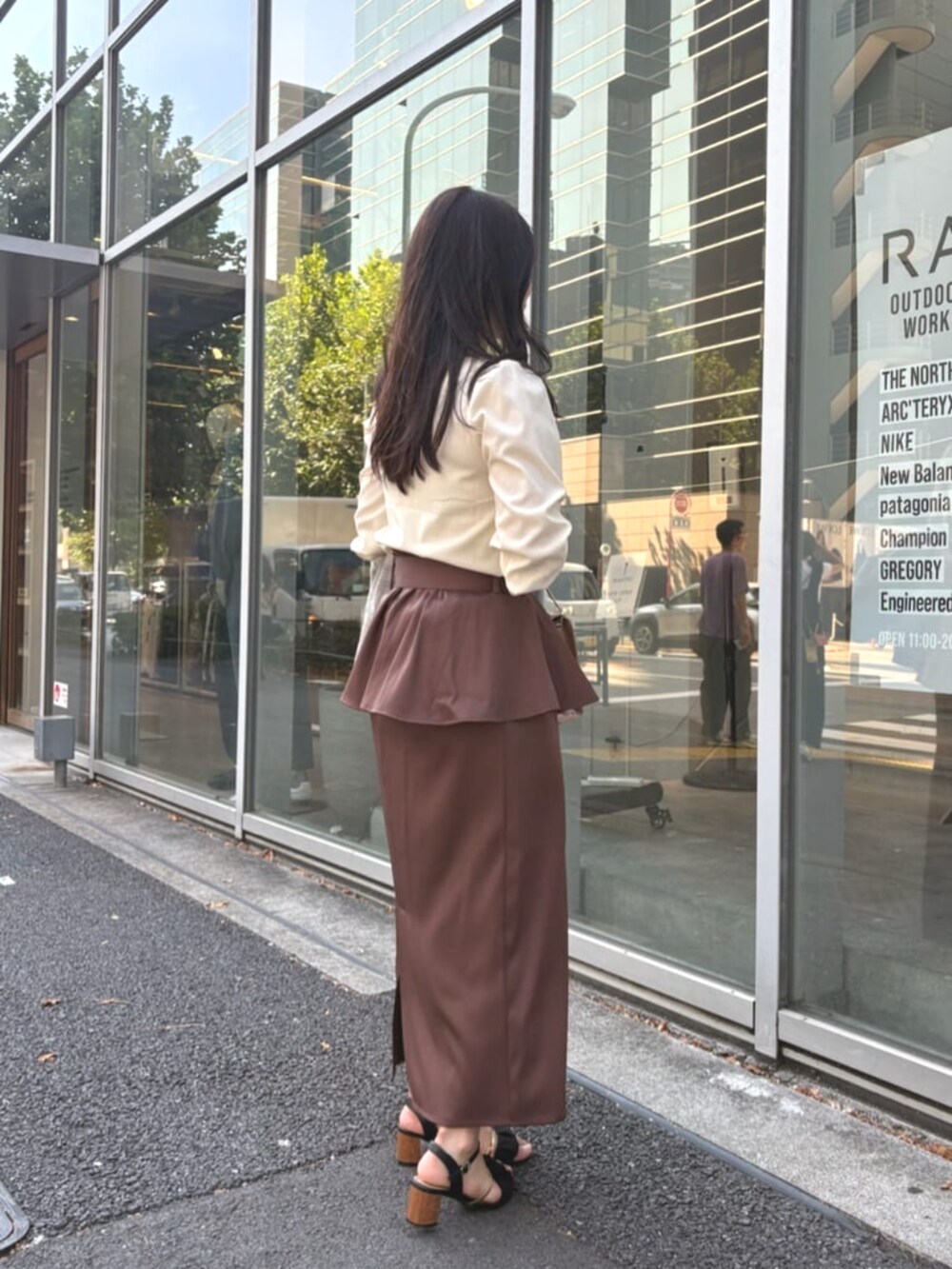 ベージュ系のショルダーバッグ、ホワイト系のシャツ/ブラウス、その他のテーラードジャケットを着用したレディースの秋コーディネートの3枚目の写真