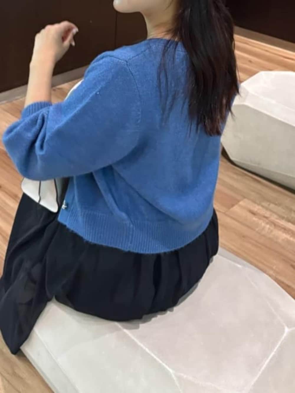 ブラック系のワンピース、ブルー系のカーディガン/ボレロを着用したレディースの秋コーディネートの4枚目の写真