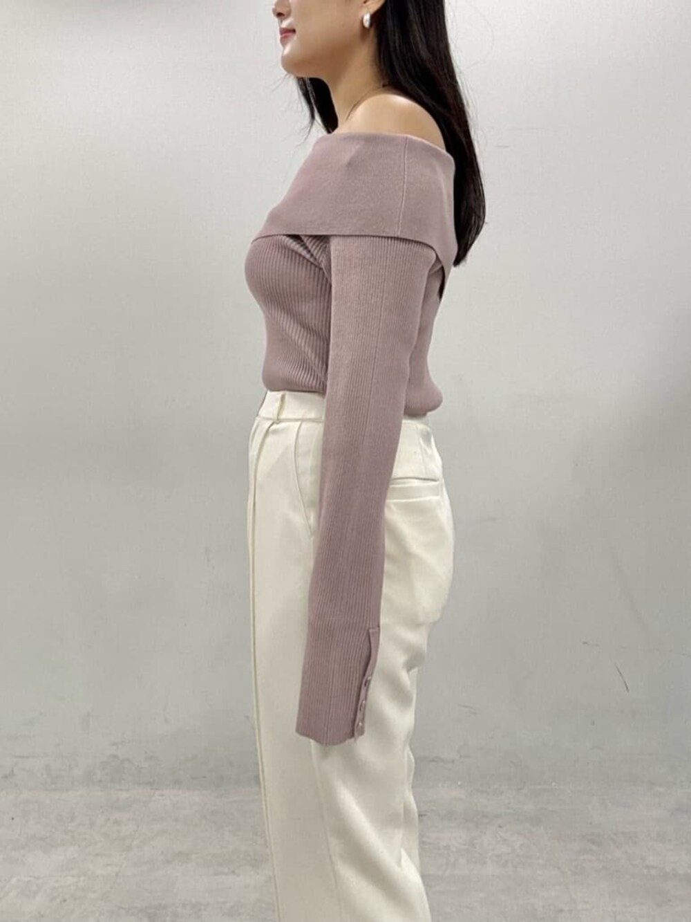 ホワイト系のその他パンツ、ベージュ系のニット/セーターを着用したレディースの夏コーディネートの5枚目の写真