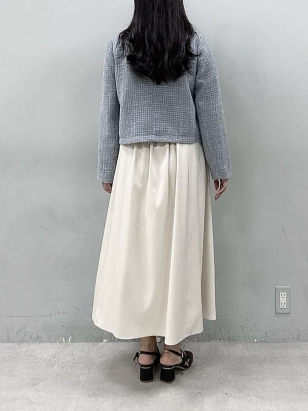 ホワイト系のワンピース、ブルー系のTシャツ/カットソーを着用したレディースの春コーディネートの3枚目の写真