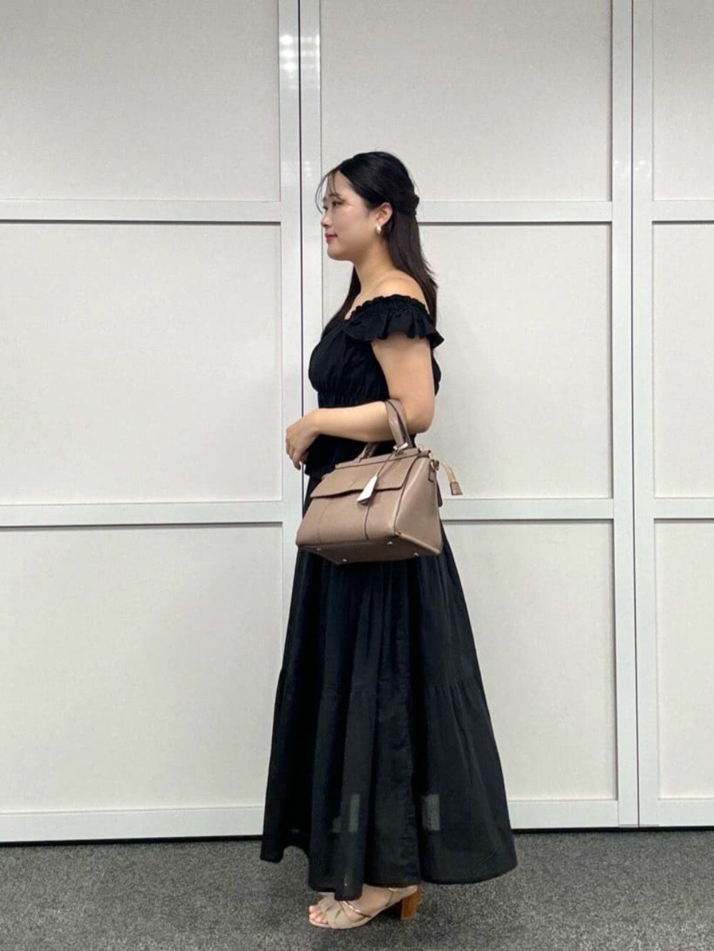 ブラック系のその他パンツ、ブラック系のスカートを着用したレディースの夏コーディネートの2枚目の写真