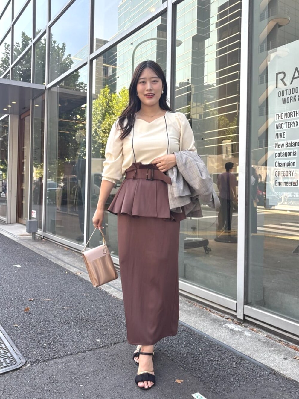 ベージュ系のショルダーバッグ、ホワイト系のシャツ/ブラウス、その他のテーラードジャケットを着用したレディースの秋コーディネートの2枚目の写真