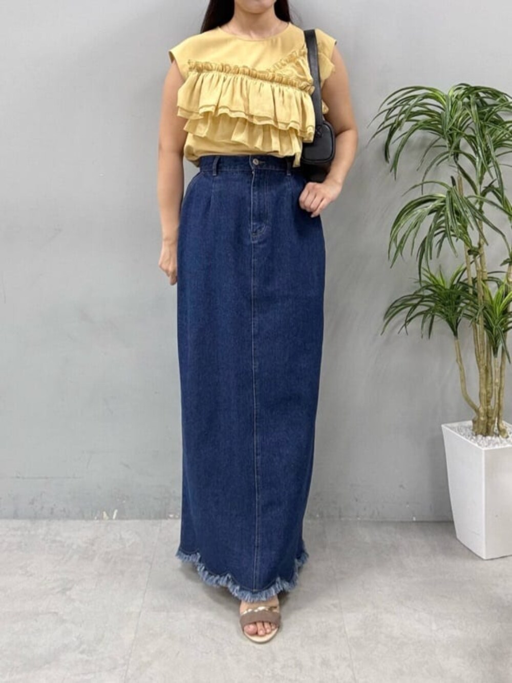 イエロー系のシャツ/ブラウス、ブルー系のスカートを着用したレディースの夏コーディネートの2枚目の写真